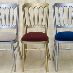 Guld og sølvstole med forskellige farver sæde