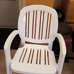 Plaststole med armlæn  id 8580
