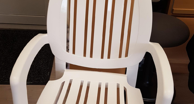 Plaststole med armlæn  id 8580